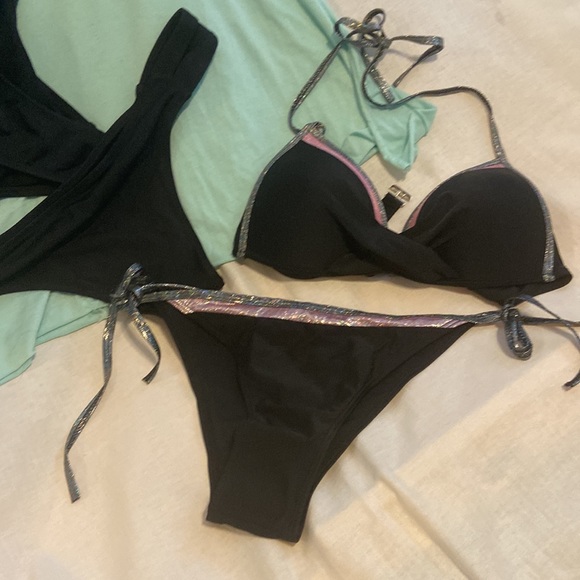 DEAL DEAL …Women’s bathing suit 👙 plus 1 top with 4 bottoms and a cover up. - Picture 11 of 11